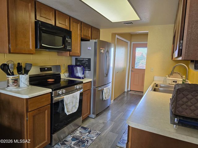 80 W Calle Del Chancero, Green Valley, AZ 85614