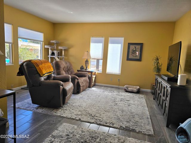 80 W Calle Del Chancero, Green Valley, AZ 85614