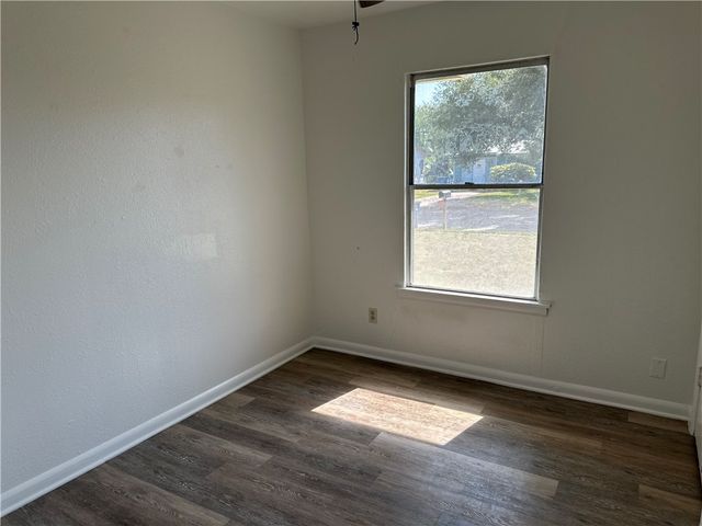 317 Redwood Dr, Mathis, TX 78368