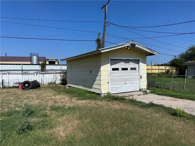 317 Redwood Dr, Mathis, TX 78368