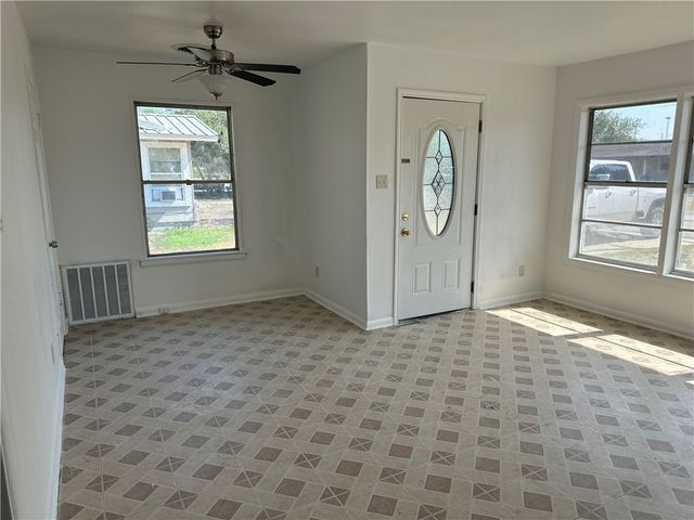317 Redwood Dr, Mathis, TX 78368