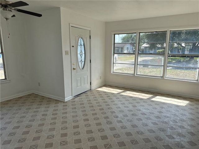317 Redwood Dr, Mathis, TX 78368