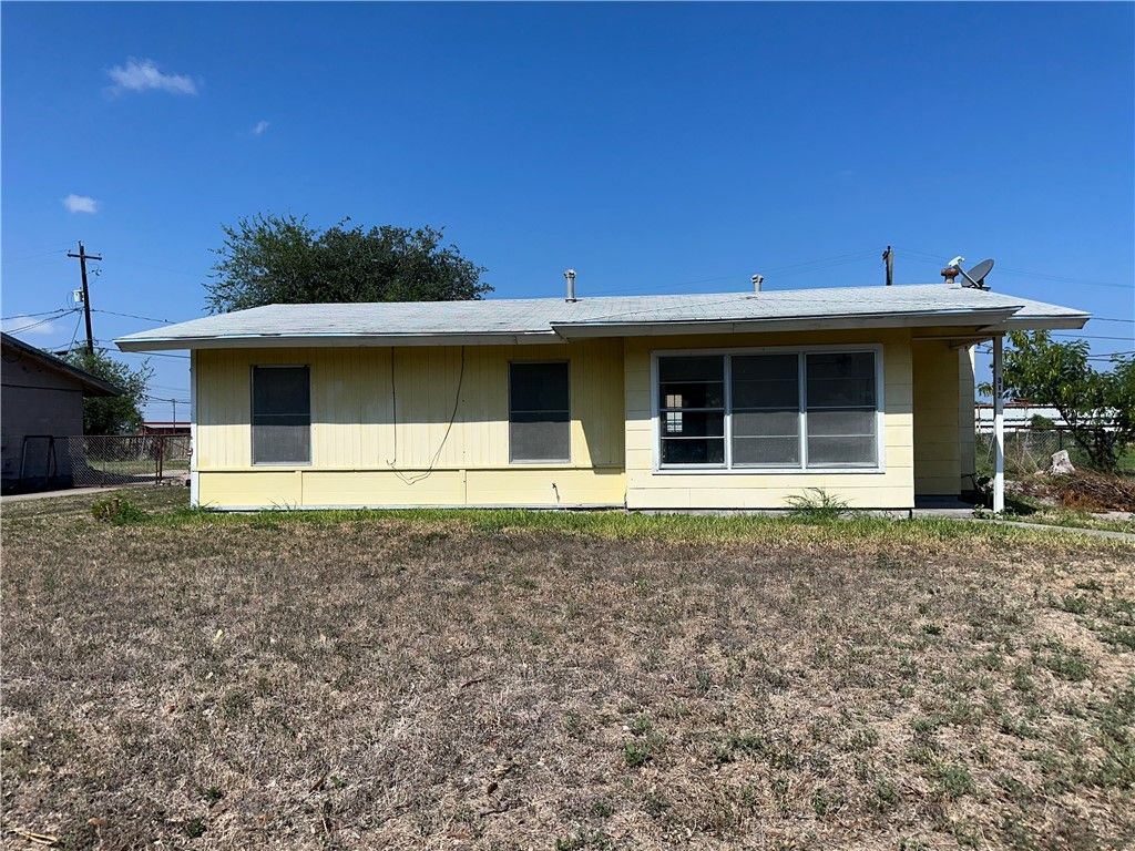 317 Redwood Dr, Mathis, TX 78368