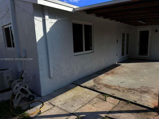 4797 Gladiator Cir, Green Acres, FL 33463