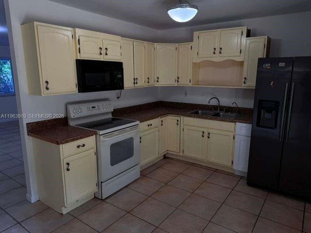 4797 Gladiator Cir, Green Acres, FL 33463