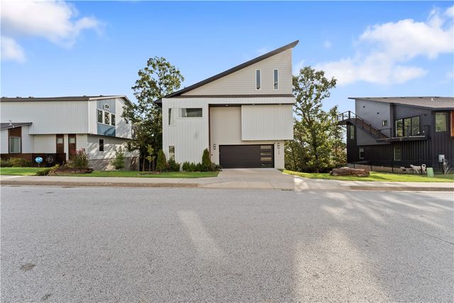 134 S Paddock Loop, Fayetteville, AR 72701