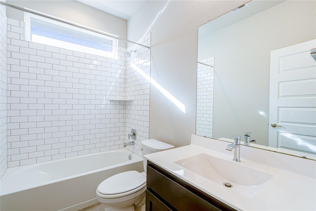 Image 10 of property listing at 28407 Hannahs Harbor Lane, Katy, TX 77494