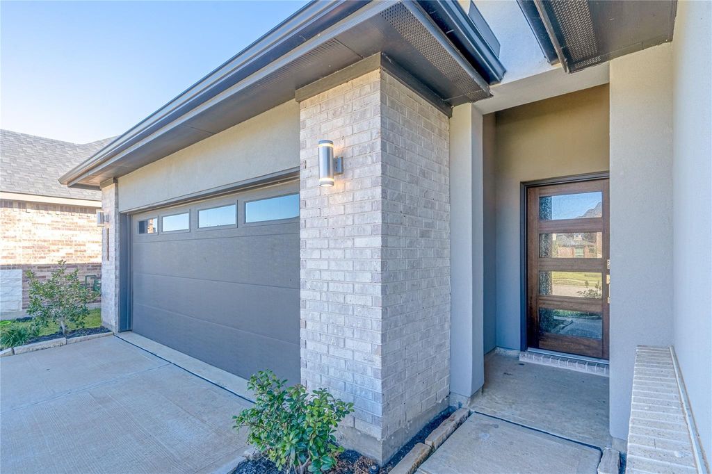 Image 3 of property listing at 28407 Hannahs Harbor Lane, Katy, TX 77494