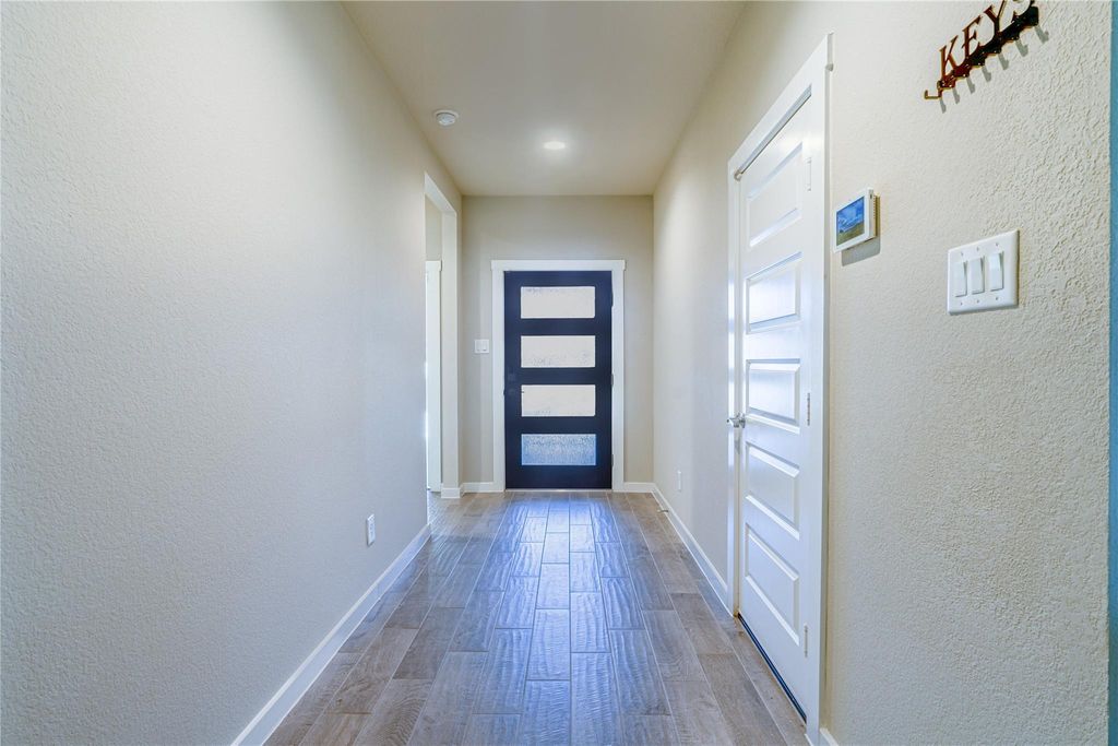 Image 4 of property listing at 28407 Hannahs Harbor Lane, Katy, TX 77494