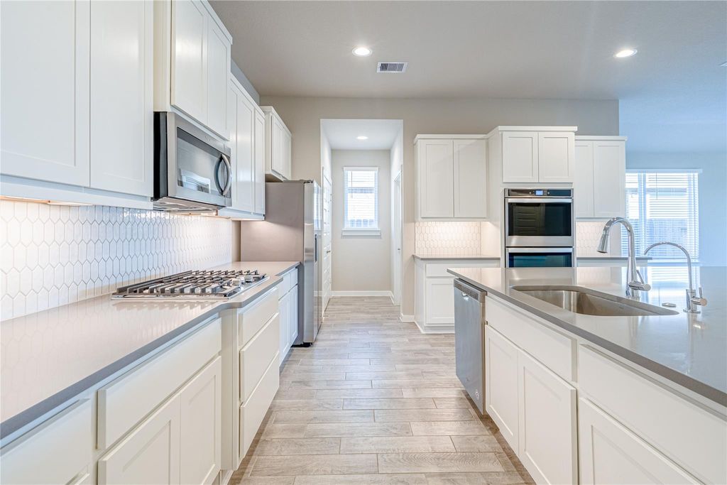 Image 5 of property listing at 28407 Hannahs Harbor Lane, Katy, TX 77494