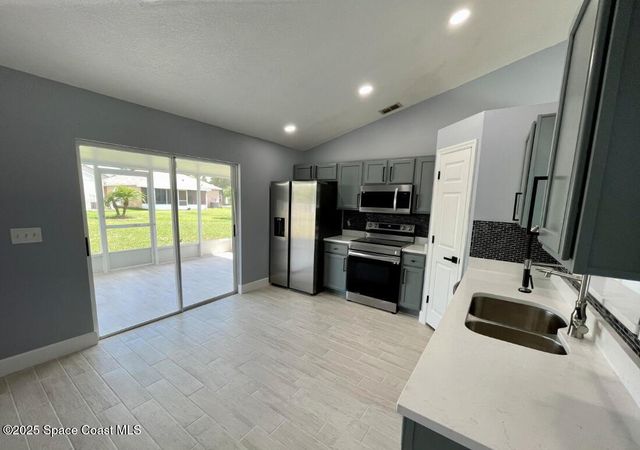 2226 Redwood Circle NE, Palm Bay, FL 32905