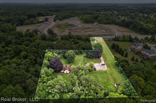 27483 Pontiac Trail, South Lyon, MI 48178