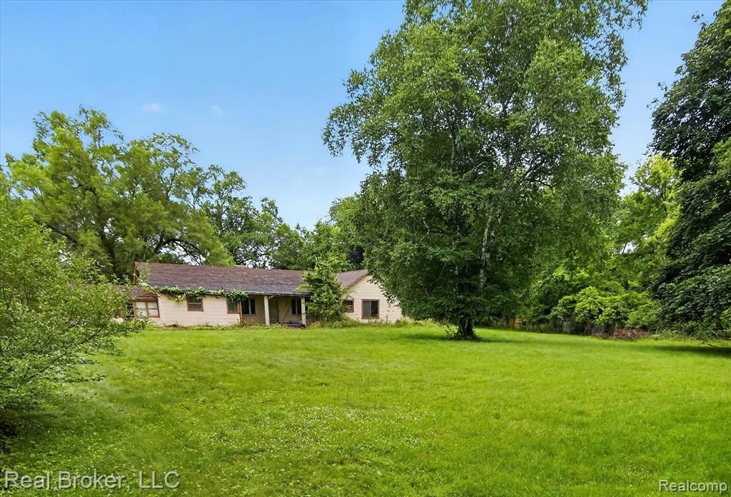 27483 Pontiac Trail, South Lyon, MI 48178