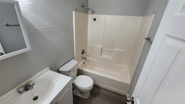 605 M L K BLVD A, Elgin, TX 78621