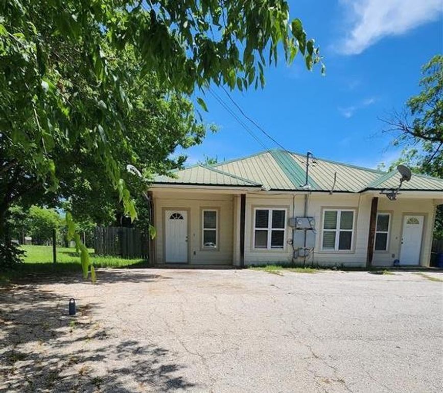 605 M L K BLVD A, Elgin, TX 78621