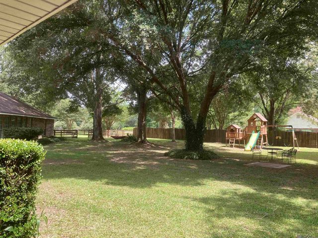 1343 Holly Dr, Slaughter, LA 70777