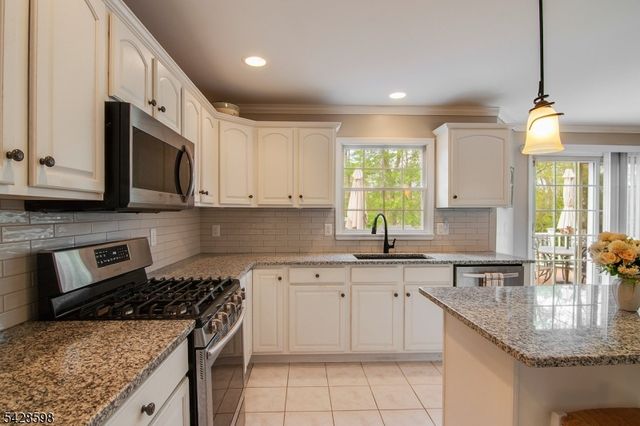 14 Chelsea Dr, Jefferson Twp., NJ 07438