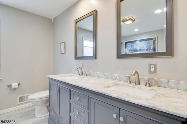 14 Chelsea Dr, Jefferson Twp., NJ 07438