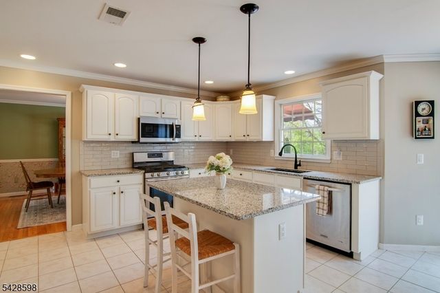 14 Chelsea Dr, Jefferson Twp., NJ 07438