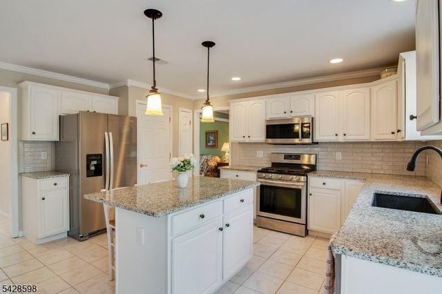 14 Chelsea Dr, Jefferson Twp., NJ 07438