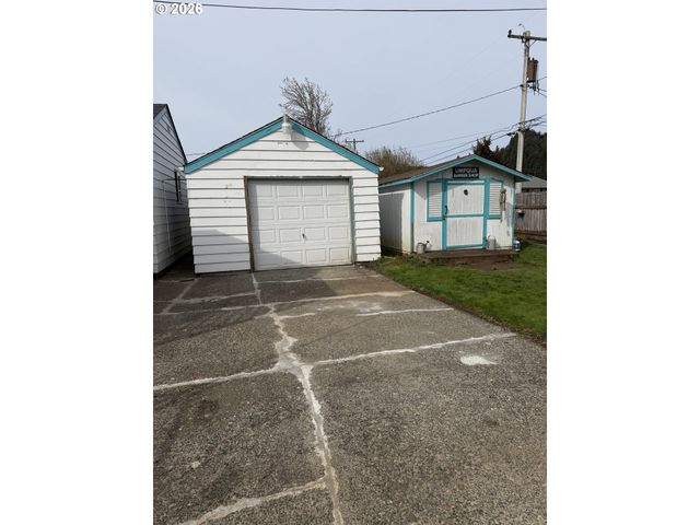 1009 FIR Ave, Reedsport, OR 97467