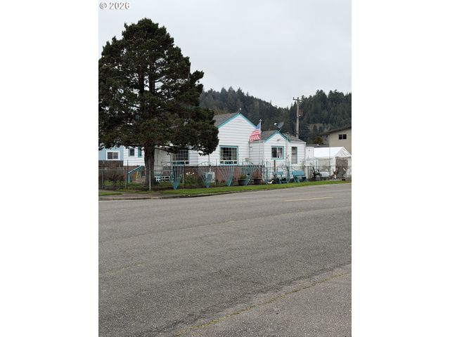 1009 FIR Ave, Reedsport, OR 97467