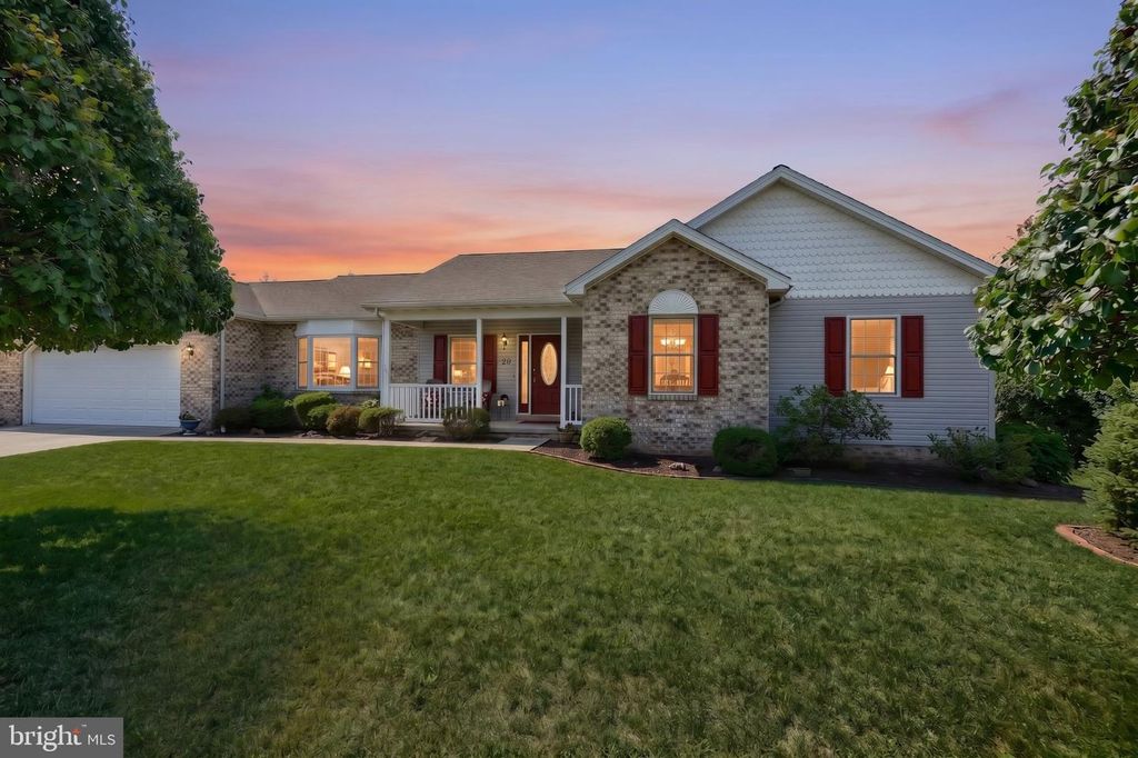 29 LOTTIE LN, New Oxford, PA 17350