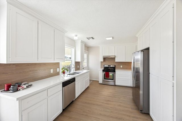 921 E Hill Street, Bellville, TX 77418