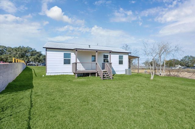 921 E Hill Street, Bellville, TX 77418