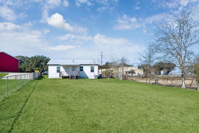 921 E Hill Street, Bellville, TX 77418