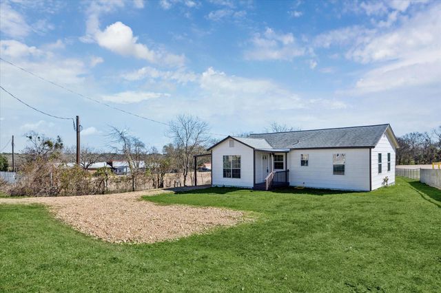 921 E Hill Street, Bellville, TX 77418