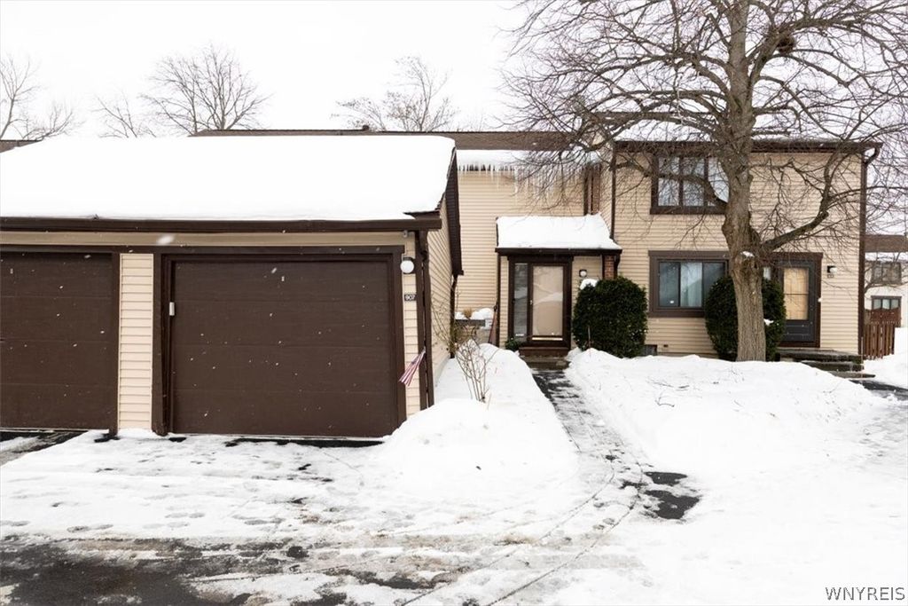 907 Charlesgate Circle, Amherst, NY 14051