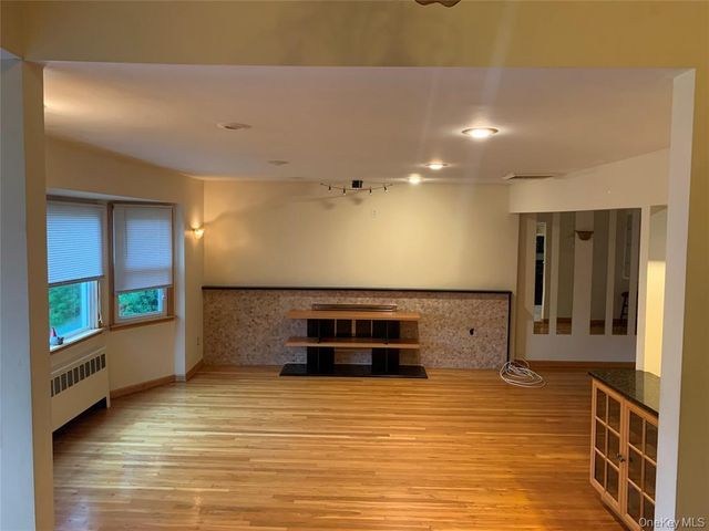 2 Stuart Drive, Syosset, NY 11791