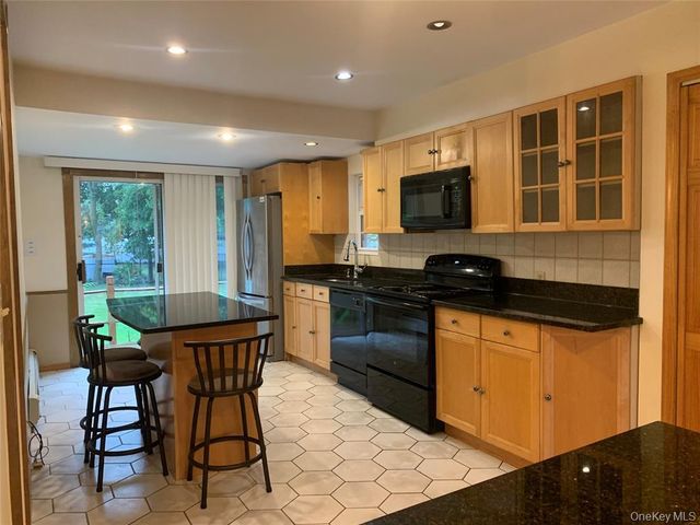 2 Stuart Drive, Syosset, NY 11791