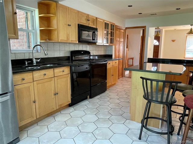 2 Stuart Drive, Syosset, NY 11791
