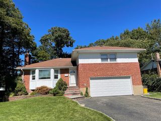 2 Stuart Drive, Syosset, NY 11791