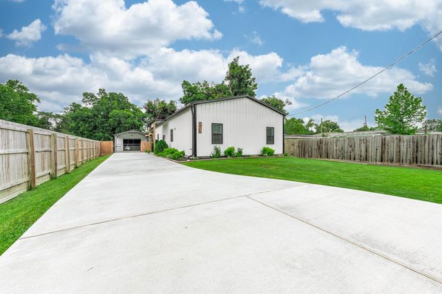 14215 3rd Street, Santa Fe, TX 77517