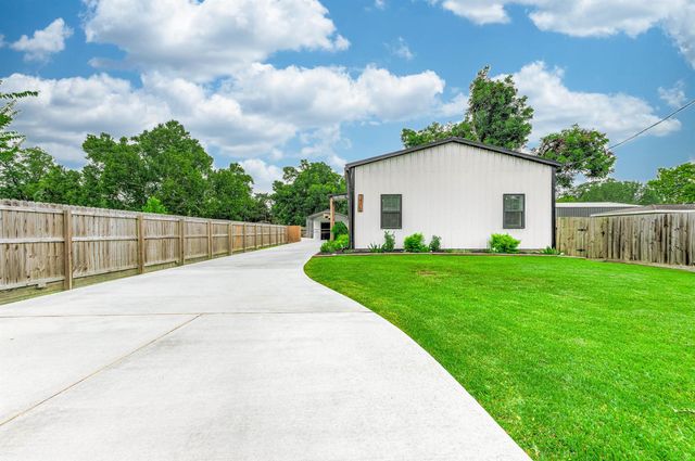 14215 3rd Street, Santa Fe, TX 77517