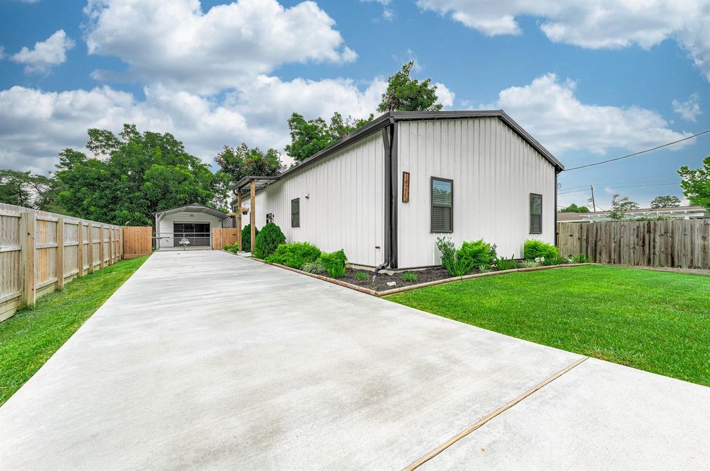 14215 3rd Street, Santa Fe, TX 77517