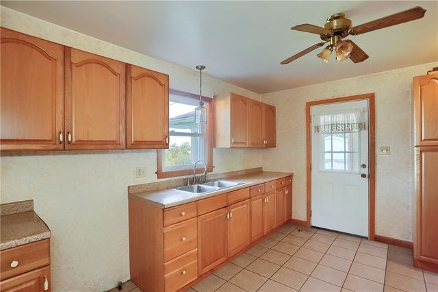 54 Davidson Ln, Bessemer, PA 16112