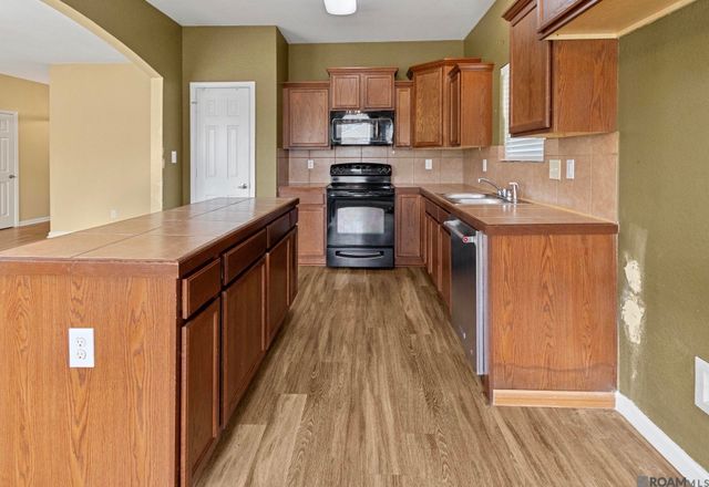 22825 Lafourche Ln, Denham Springs, LA 70726