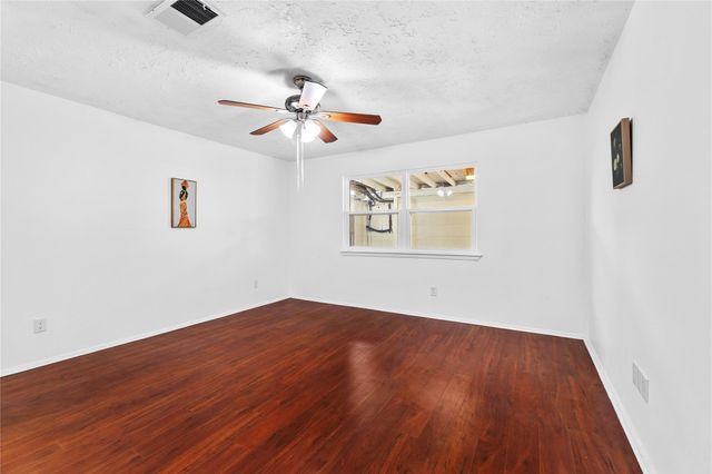 6517 S Briar Bayou Drive, Houston, TX 77072