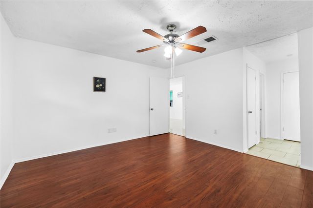 6517 S Briar Bayou Drive, Houston, TX 77072