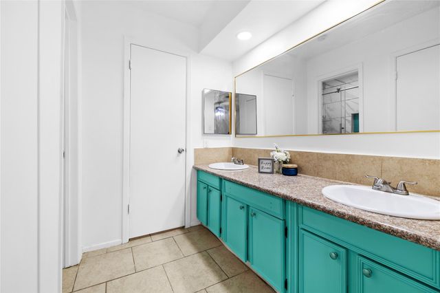 6517 S Briar Bayou Drive, Houston, TX 77072