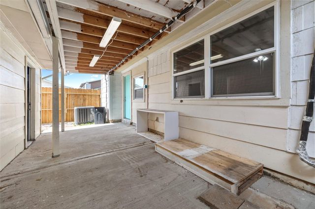 6517 S Briar Bayou Drive, Houston, TX 77072