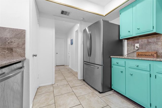 6517 S Briar Bayou Drive, Houston, TX 77072