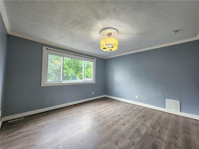 8 Riverside Ct, Blawnox, PA 15238