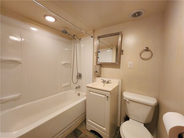 8 Riverside Ct, Blawnox, PA 15238