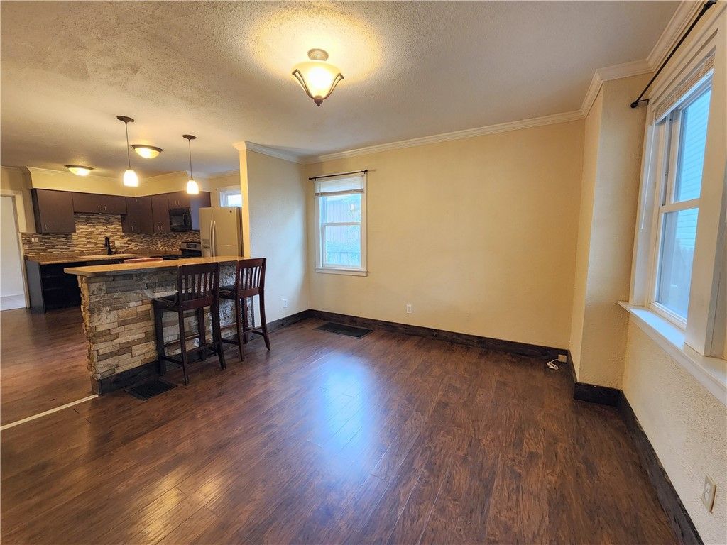8 Riverside Ct, Blawnox, PA 15238