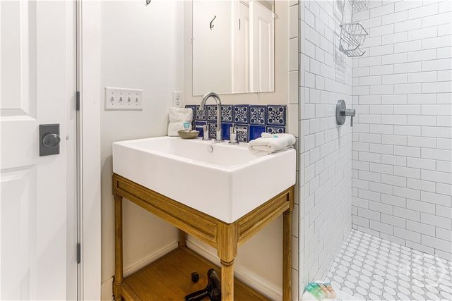 1 E Gordon Street 1, Savannah, GA 31401